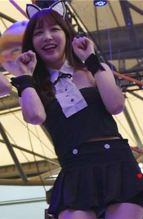 很会卖萌的性感黑丝showgirl
