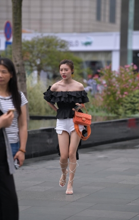 白色热裤