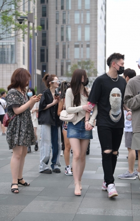 牛仔短裙女友