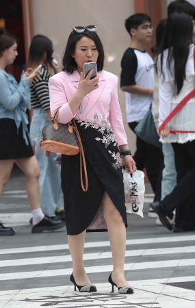 肉丝街拍高跟熟妇