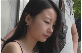 4k-公交站等车的粉嫩玉足小清新美女