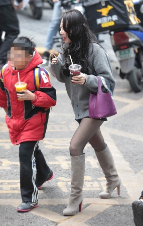 街拍黑丝少妇