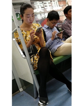 地铁上素颜的丝袜美眉 [957 MB/mp4]