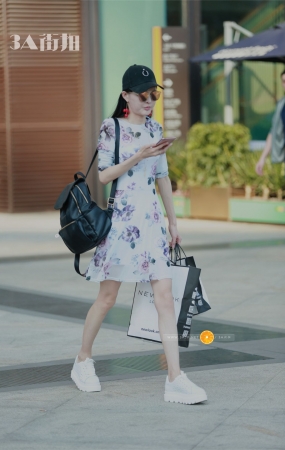 碎花短裙白腿美女-14P