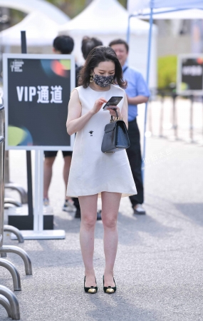 白短裙黑高跟 21-04-14-57P
