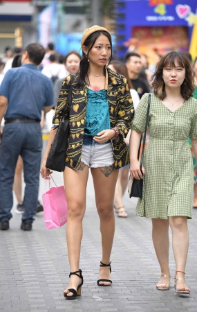 大长腿热裤街拍美女