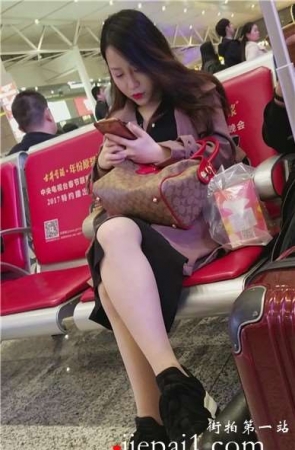 4k-高铁站候车室拍摄极品长腿性感女神姐姐