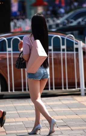 高跟美腿热裤月牙美女-13P