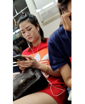 听歌的妹子