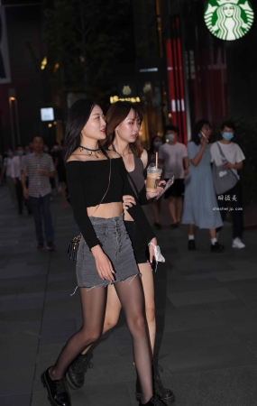 2193-17+114牛仔短裙黑丝闺蜜 7P