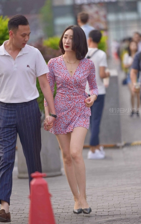 街拍碎花裙美女