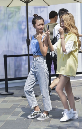 肉丝小美女，谁撕破了你的丝袜