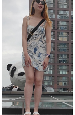 戴墨镜的小姐姐