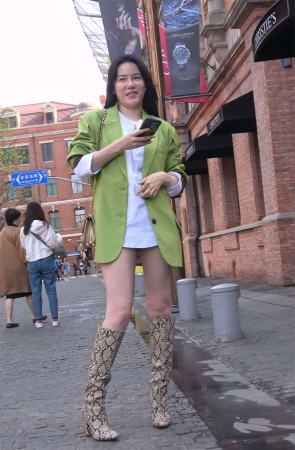 蟒蛇皮花纹的靴子有点吓人