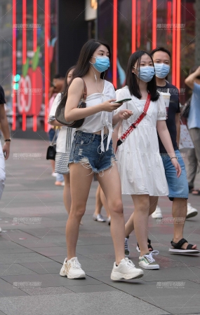 热裤美眉