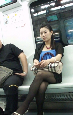 地铁里的黑丝豹纹高跟少妇