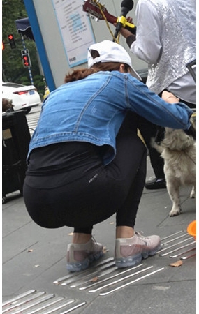 黑色紧身瑜伽裤美女