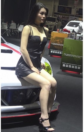 性感的吊带黑裙车模美女