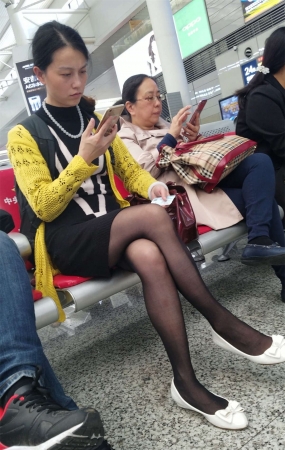 黑色丝袜极品长腿黑色连衣裙少妇