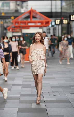 漂亮的吊带小姐姐