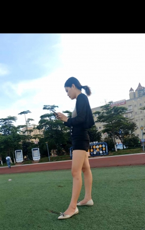 极品黑色短裤平底鞋大长腿女神