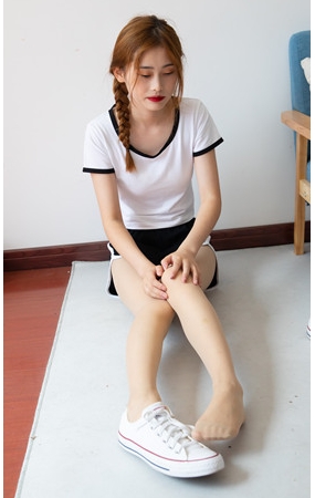 白色热裤粉衣小姐姐【套图+视频】