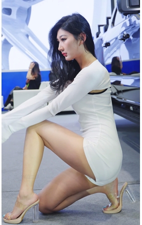 白色连体衣美模