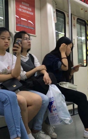 地铁拍摄四个妹子