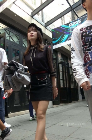 4K – 街拍黑色蕾丝裙街拍美女 [2.19 GB/MP4]