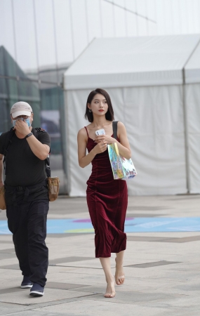 红裙气质美女