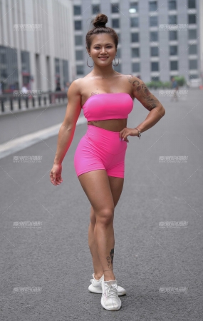 粉色蜜桃臀美女