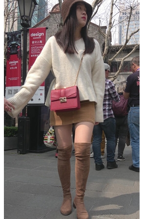 漂亮还有气质的高靴美女