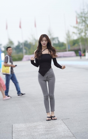 灰色牛仔裤美女
