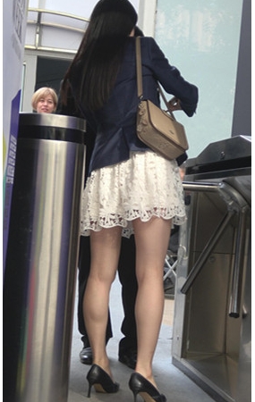 漂亮的白裙气质美女