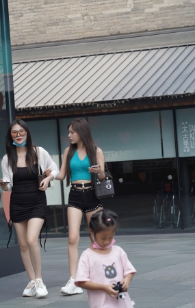 黑色热裤月牙长发美女