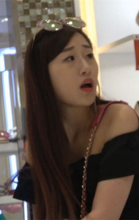 漂亮到极致的时尚气质女神穿丝袜的美脚