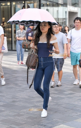 打伞蜜桃裤美女