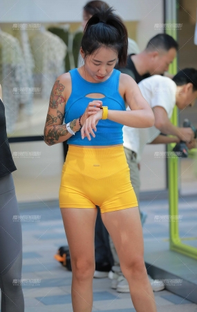黄色健身短裤