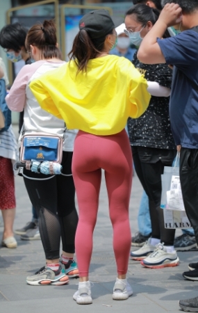 红色瑜伽裤女友