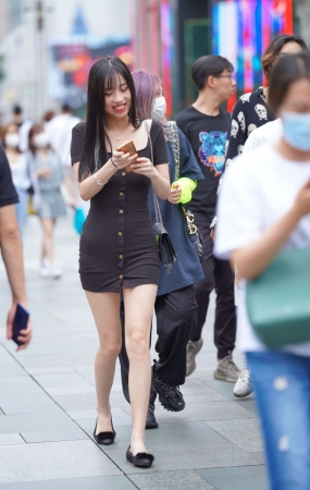 黑色连体紧身裙美女