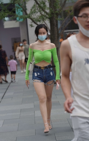 热裤丰腴美女