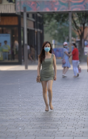 绿色包屯美女