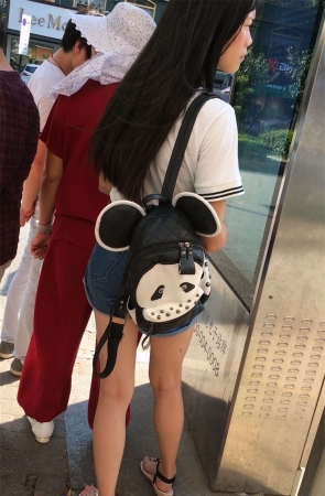 腿很光滑白嫩的年轻学生妹子