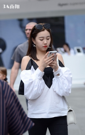 美女吊带露香肩-14P