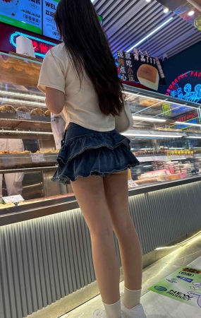 牛仔短裙下肉丝很透