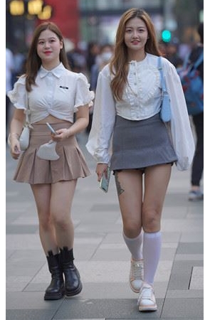 两个漂亮的小姐姐