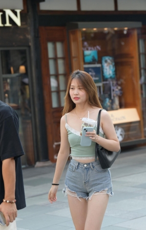这女人给我感觉有点喜欢