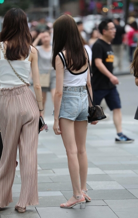 苗条的白嫩小姐姐