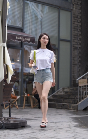 蓝色牛仔热裤美女