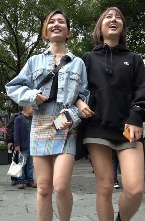 4K – 气质街拍美女姐妹边走边拍 [1.88 GB/MP4]